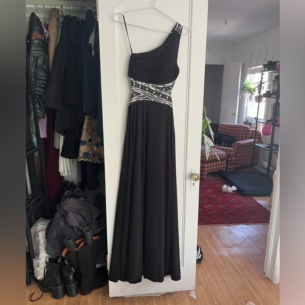 Elegant Black One-Shoulder Evening Gown with Sequin Embellishment